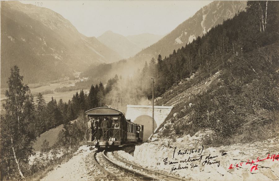 Arch. dép. Haute-Savoie - 36 Fi 0618 - Train entrant dans la galerie du Planaz (haut 16+8) / Cliché auteur non identifié, 25 septembre 1908
